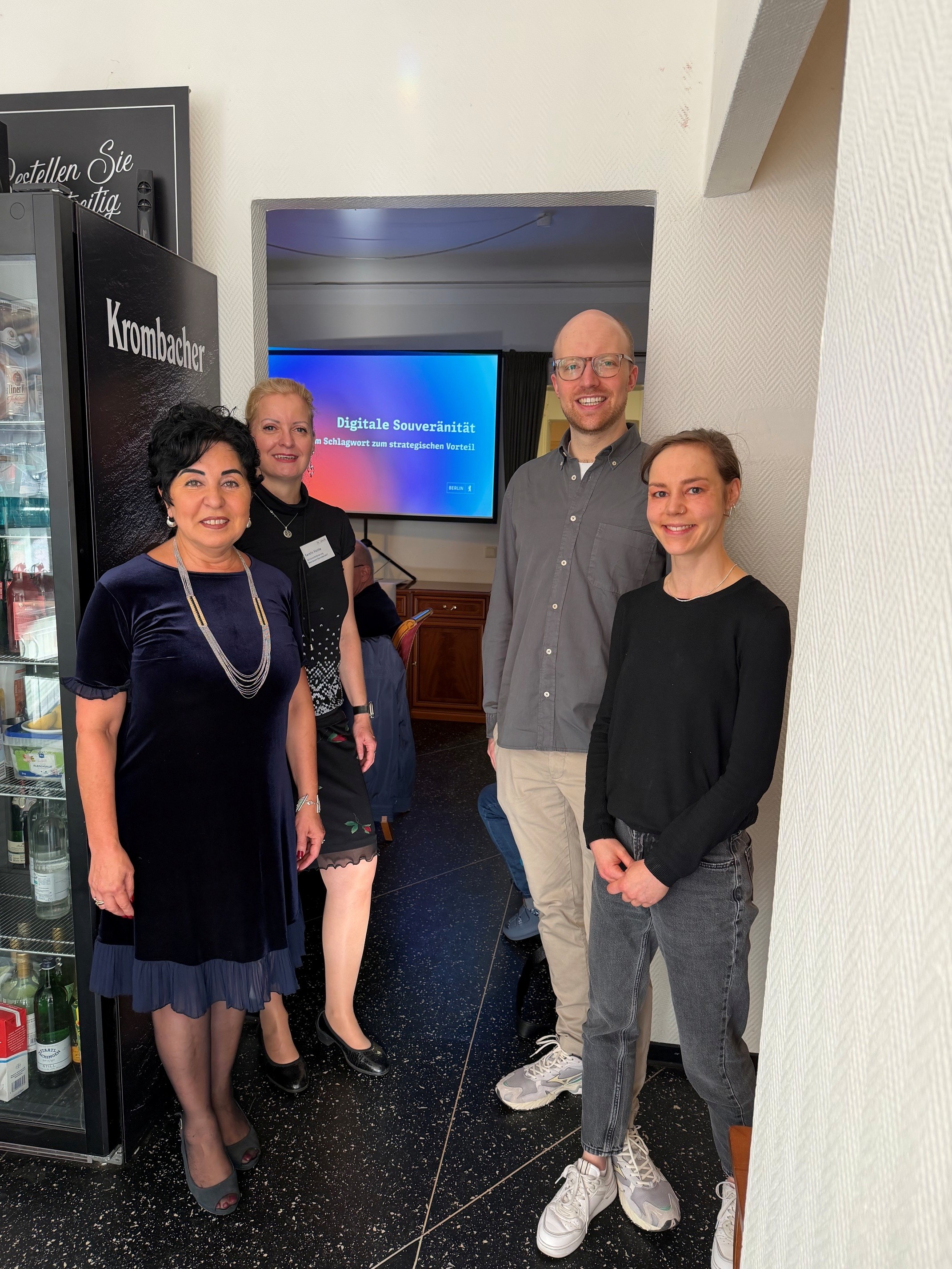 Bezirksb�rgermeisterin Emine Demirb�ken-Wegner (li). mit Moritz Vernier und Lotte Pr�dikow (re.) von der Digitalagentur Berlin sowie Kerstin Hanke von der Wirtschaftsf�rderung Reinickendorf
Bild: Bezirksamt Reinickendorf