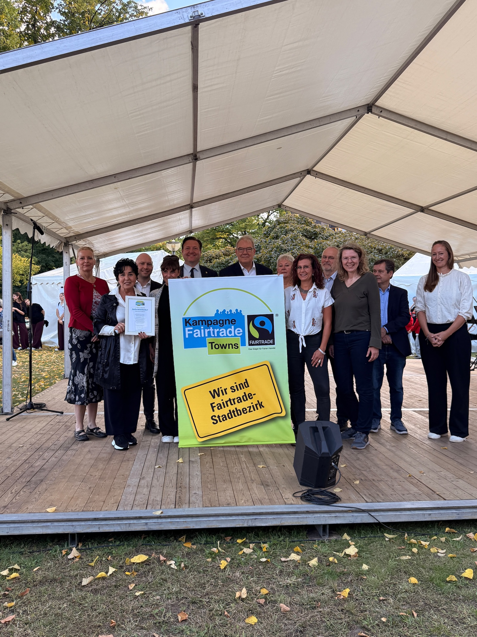 Gemeinsame Freude �ber das verl�ngerte Fair-Trade-Zertifikat: Stadtr�te-Kollegium, BVV-Vorsteherin und Fair-Trade-Steuerungsgruppe.