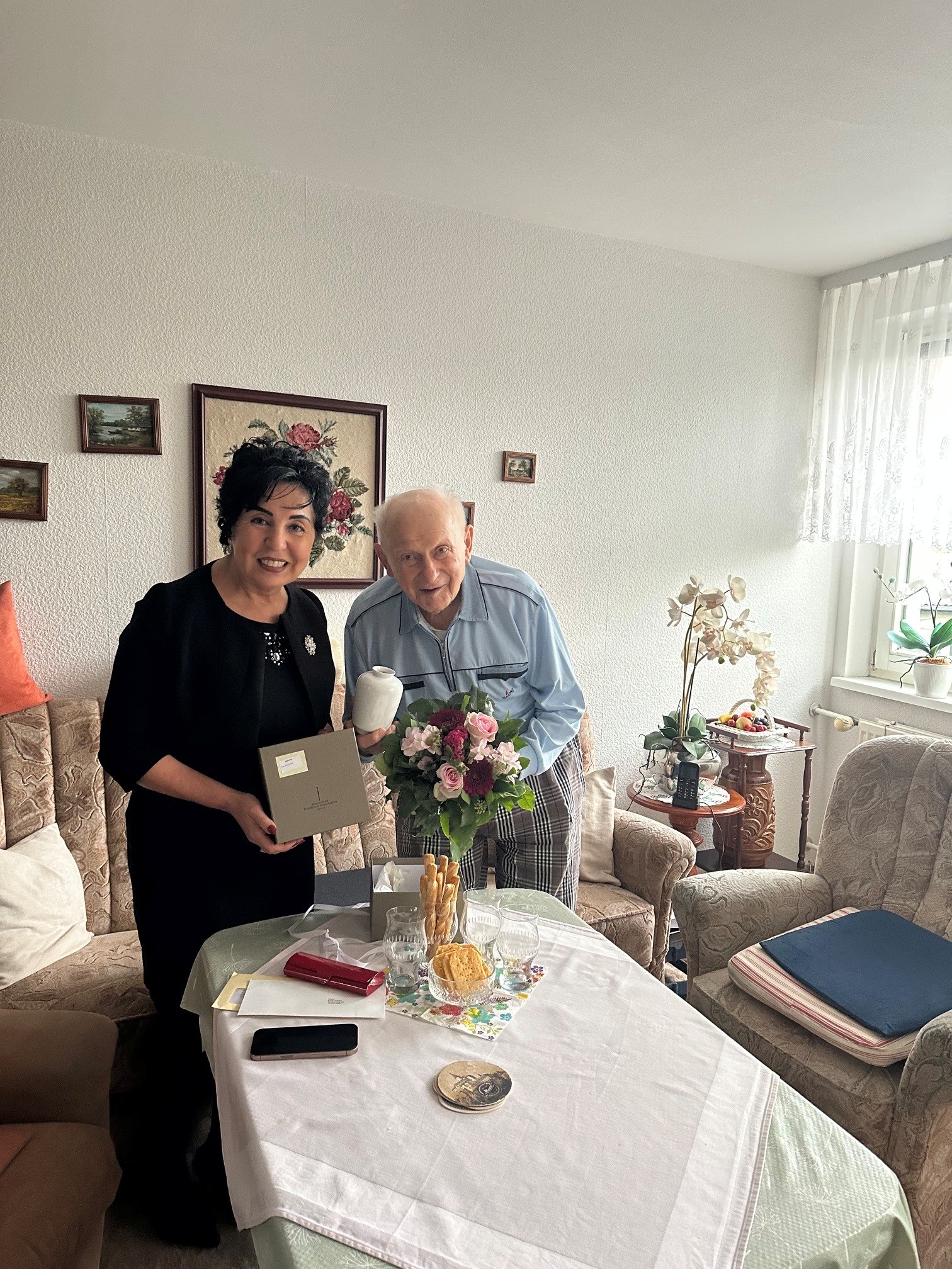Reinickendorfer Erich K�ster feiert seinen 102. Geburtstag, Bezirksb�rgermeisterin Demirb�ken-Wegner gratuliert.
