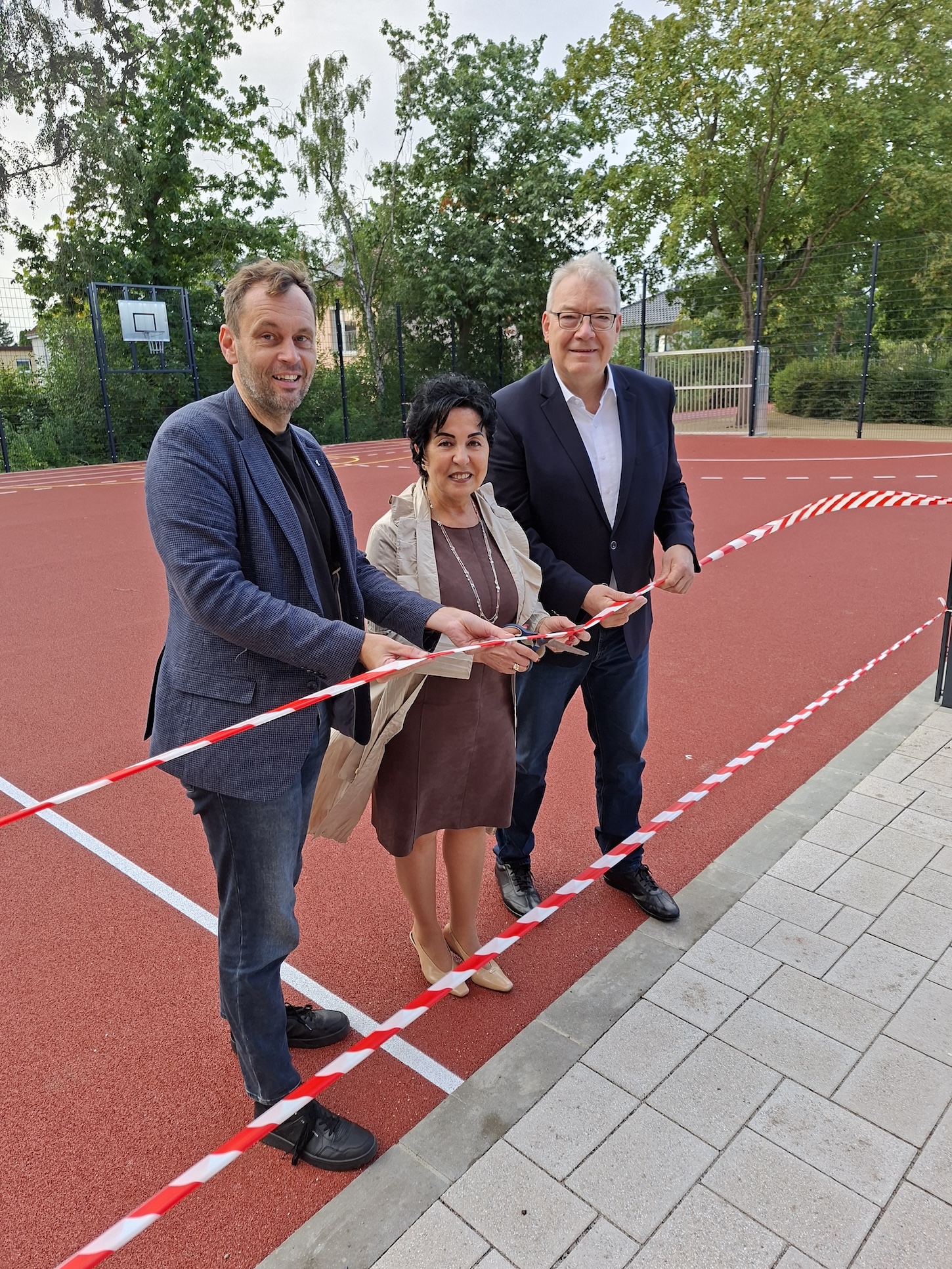 Gemeinsam er�ffnen sie die neuen Au�enanlagen: Staatssekret�r Dr. Torsten K�hne, Bezirksb�rgermeisterin Emine Demirb�ken-Wegner und Schulstadtrat Harald Muschner (v.l.)