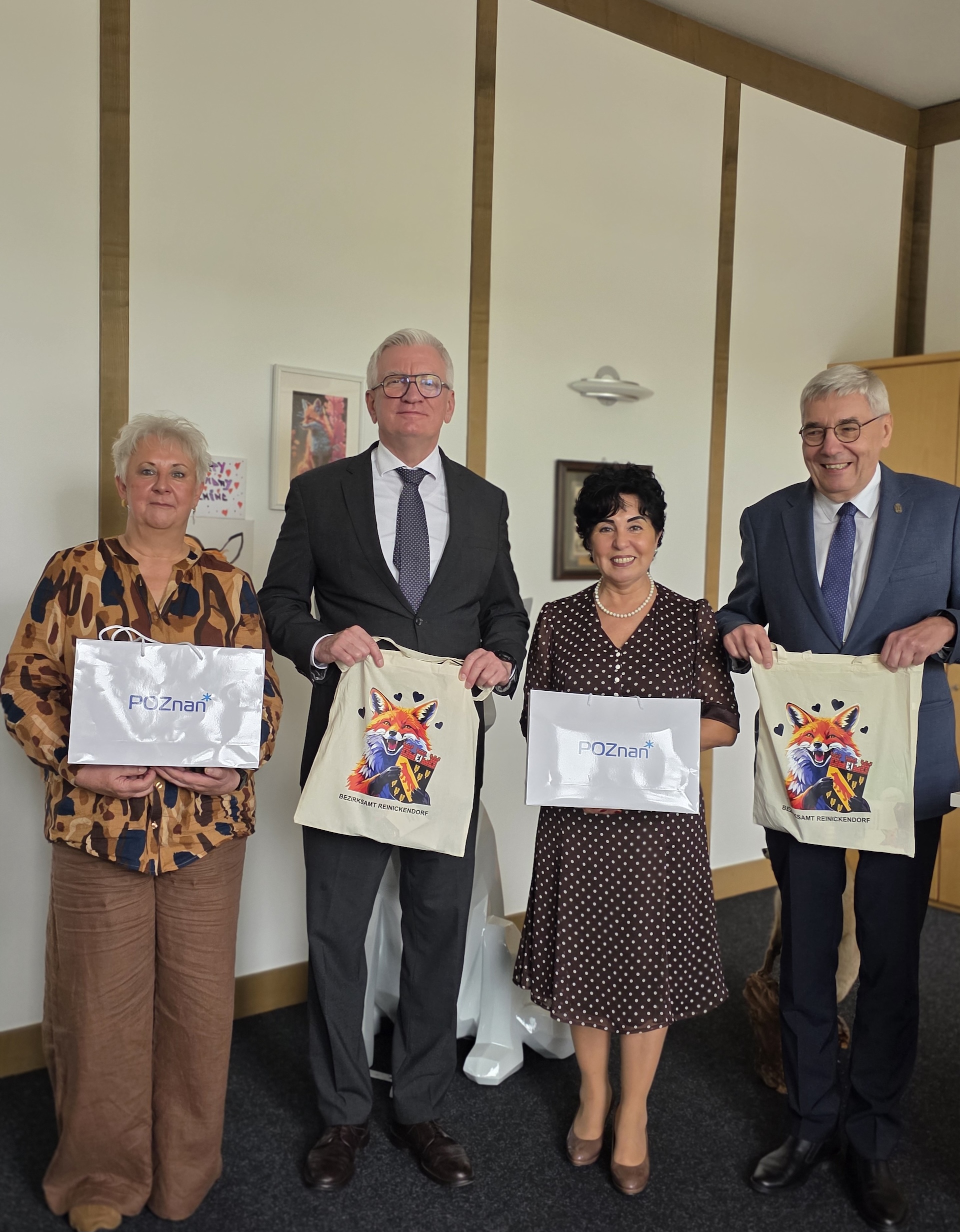 v.l.: BVV-Vorsteherin Kerstin K�ppen, Poznańs Stadtpr�sident Jacek Jaśkowiak, Bezirksb�rgermeisterin Emine Demirb�ken-Wegner und  der Vorsitzende des Stadtrates Poznań, Grzegorz Ganowicz