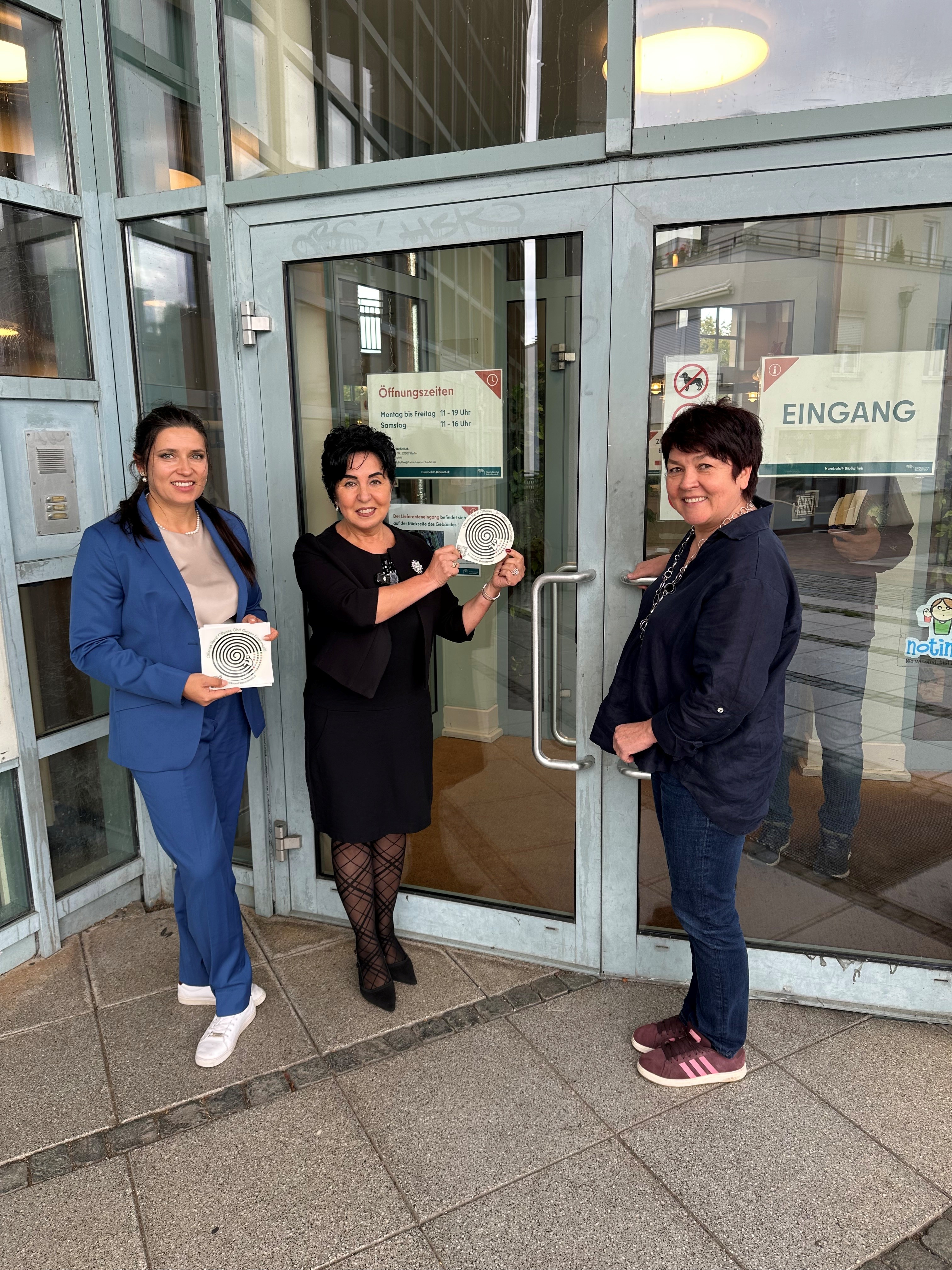 Stickeranbringung Humboldt-Bibliothek