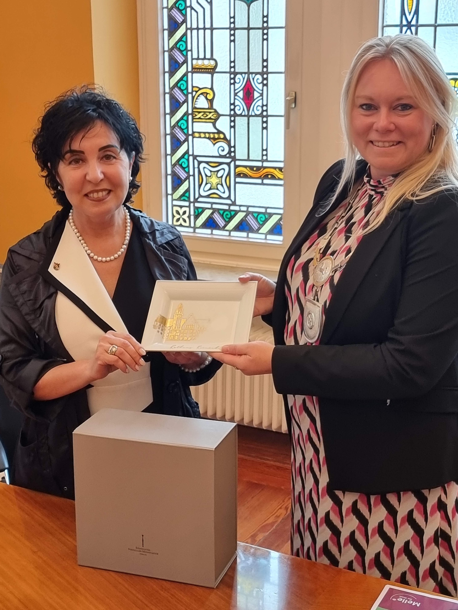 Archivfoto vom Besuch in Melle 2024 - Reinickendorfs Bezirksb�rgermeisterin Emine Demirb�ken-Wegner (li.) und Melles B�rgermeisterin Jutta Dettmann