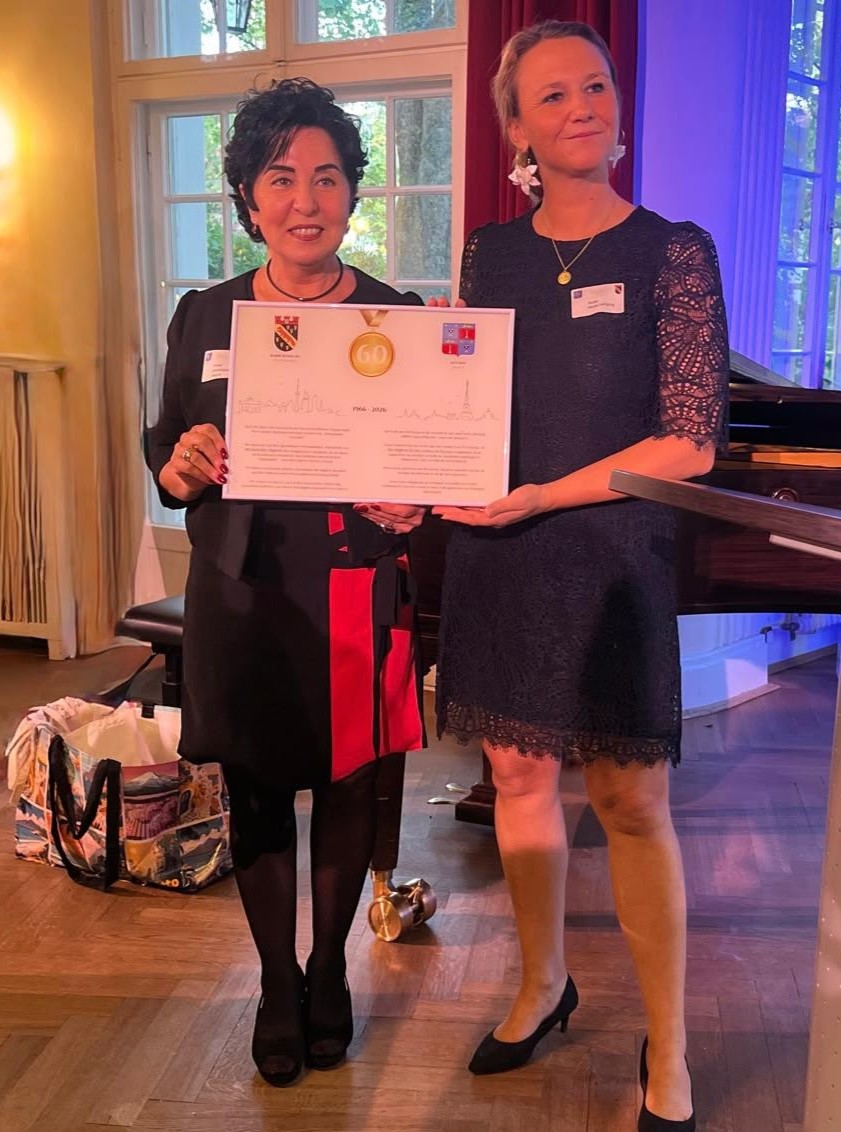 B�rgermeisterin Emine Demirb�ken-Wegner (li.) hat ihrer Amtskollegin aus Antony, Aude Nod�-Langlois, eine Erinnerungstafel anl�sslich des Partnerschaftsjubil�ums �berreicht.